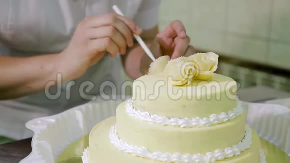 糕点厨师装饰蛋糕糕点师傅的手装饰蛋糕视频的预览图