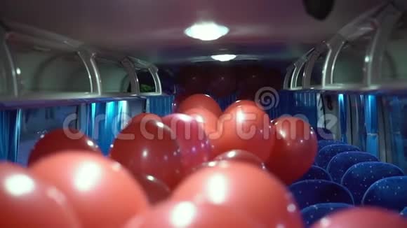 公共汽车里的红色气球视频的预览图