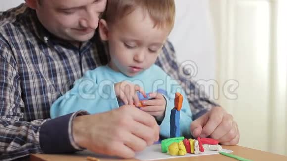 孩子和爸爸一起玩塑料桌视频的预览图