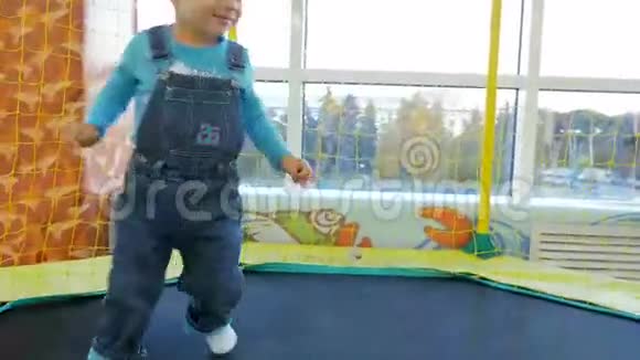 一个小男孩在蹦床上跳视频的预览图