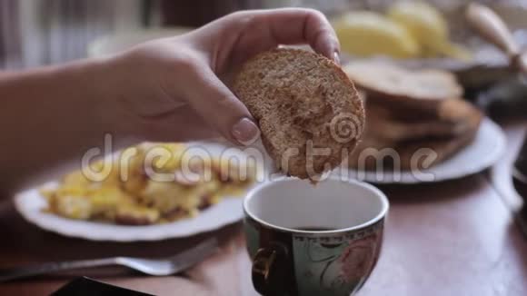 乡村早餐女人在一块面包上抹了一个馅饼视频的预览图