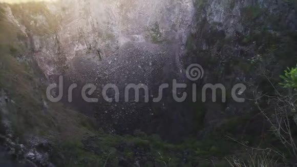 日出时火山口巴图尔印度尼西亚巴厘岛视频的预览图