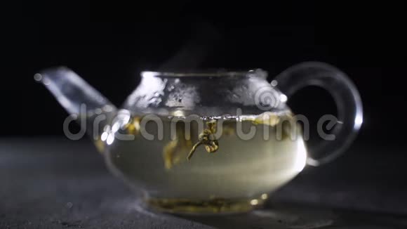 冲泡茶叶的过程视频的预览图