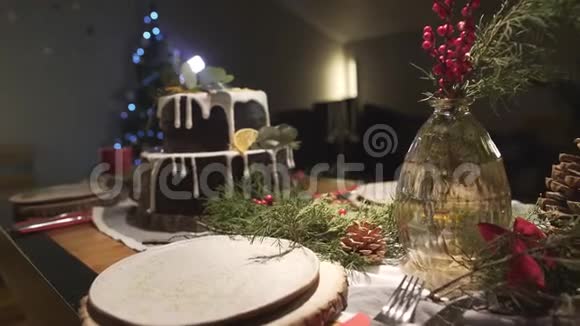 在新年庆祝餐桌上放着姜饼的餐厅里洋溢着喜庆的圣诞气氛视频的预览图
