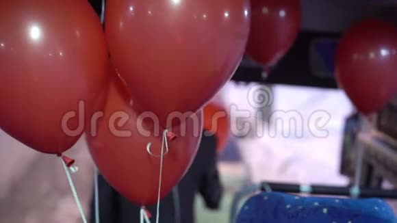 公共汽车里的红色气球视频的预览图