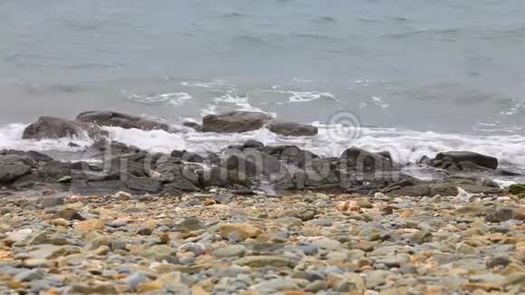 海浪冲击海岸慢运动视频的预览图