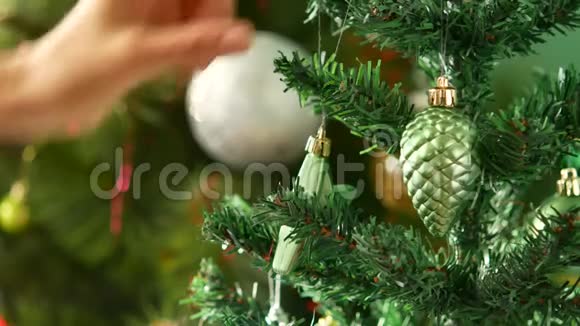新年的圣诞树装饰品新年星星挂在树上视频的预览图