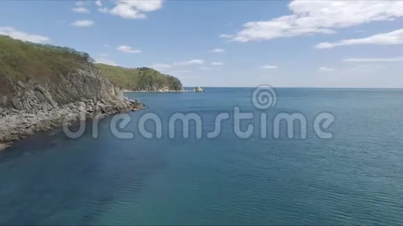 高空拍摄山崖和蓝色海水岩石悬崖和海水在海湾空中景观从上面视频的预览图