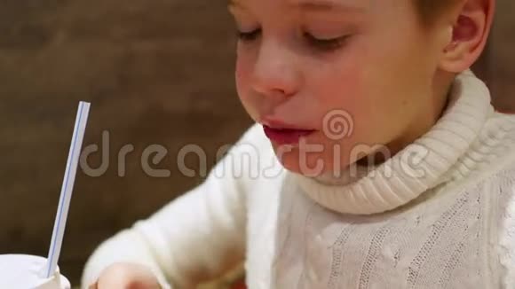 这孩子在快餐特写中吃喝视频的预览图
