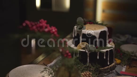 全景近距离观看为新年诺埃尔节日庆典装饰的精美圣诞餐桌视频的预览图