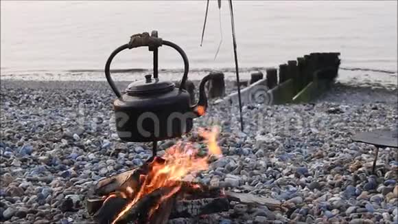 沙滩篝火烧水壶视频的预览图