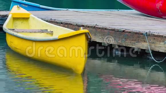 莫兰湖的独木舟视频的预览图