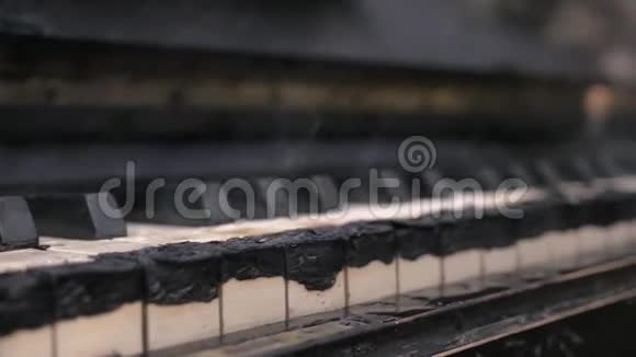 把钢琴键盘烧成一个又一个又一个视频的预览图