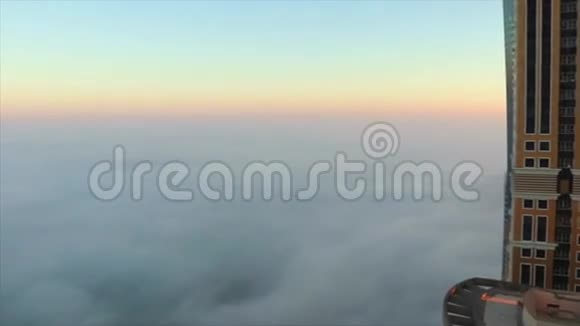 迪拜日出时摩天大楼之间的雾视频的预览图