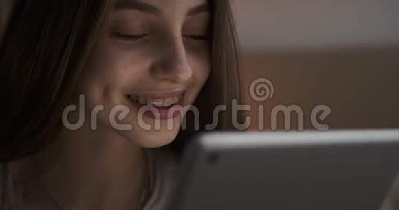 快乐少女使用数码平板电脑视频的预览图