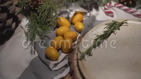 在为新年诺埃尔节日庆典装饰的完美圣诞晚餐桌上您可以看到全景视频的预览图