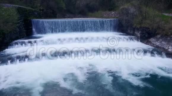 河流流经梯级视频的预览图