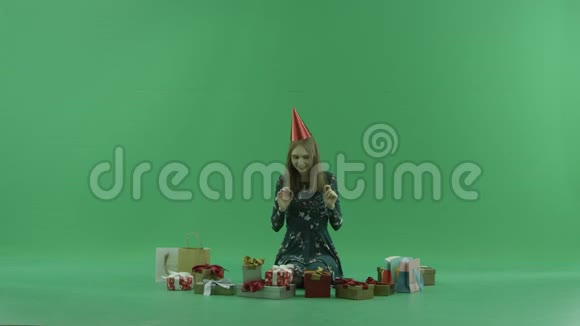戴帽子的年轻女子打开空的圣诞礼物背景色键视频的预览图