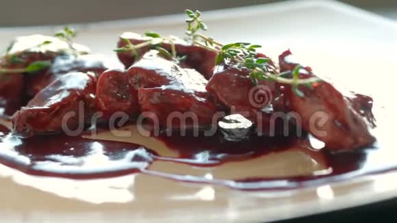一道现成的菜由厨师端上一盘肉酱在一家餐馆里提供美味的美食视频的预览图
