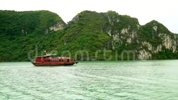 在越南旅行游客在越南的一个海湾乘船游泳传统的越南旅游船在海湾视频的预览图