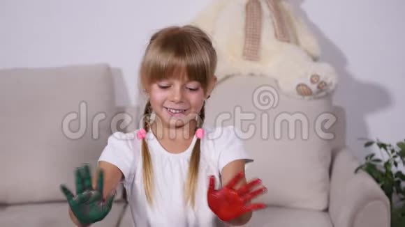 小女孩用油漆做手印视频的预览图