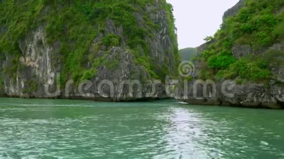 越南美丽的大自然水中的绿色岩石小船漂过海湾越南的海湾越南一次旅行视频的预览图