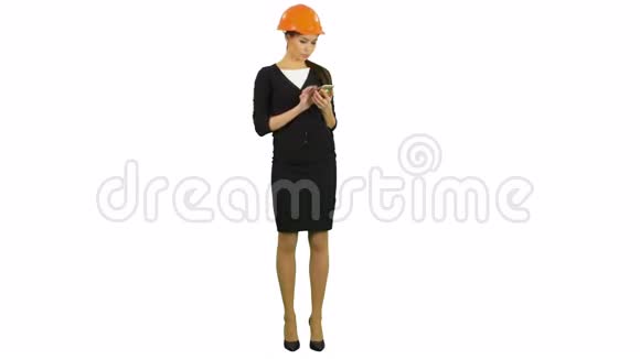 女工程师在头盔上用电话在白色背景上拍摄施工照片视频的预览图