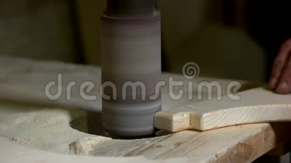 木匠用木板干活的手视频的预览图
