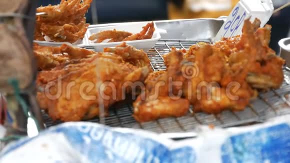 泰国的街头美食在面糊里炸鸡块街上的卖家正在卖一道异国风味的菜买方视频的预览图