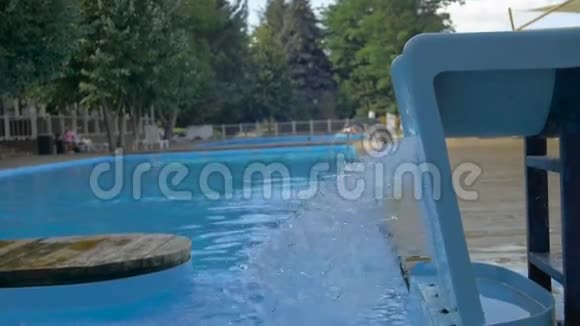 儿童从水上乐园的滑梯掉进游泳池暑假假期视频的预览图