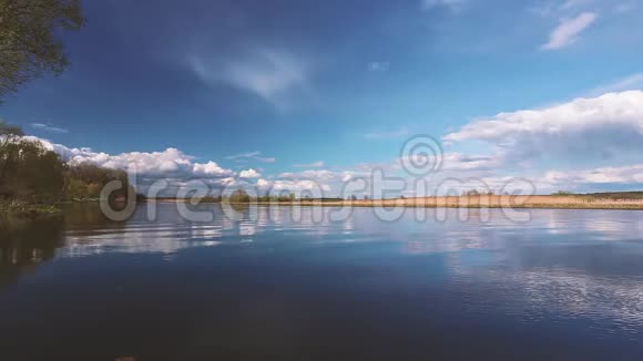 河流或湖泊景观有混浊的天空在水中反射傍晚或早晨平静的水面视频的预览图