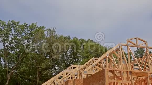 框架结构木框架木屋家庭特写新木棒正在建造中视频的预览图