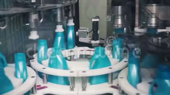 自动生产线上的液体洗涤剂剪辑洗液自动化生产线装瓶机械视频的预览图