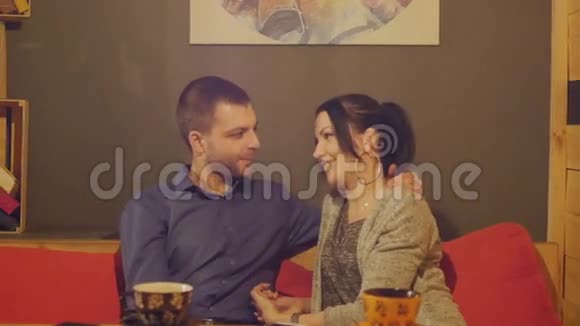 浪漫的年轻夫妇坐在一张桌子旁的咖啡馆里喝着咖啡和聊天多莉视频的预览图