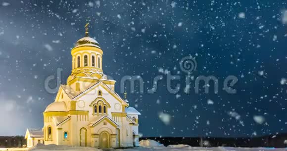 CINEMAGRAPH冬季傍晚降雪期间的东正教教堂视频循环视频的预览图
