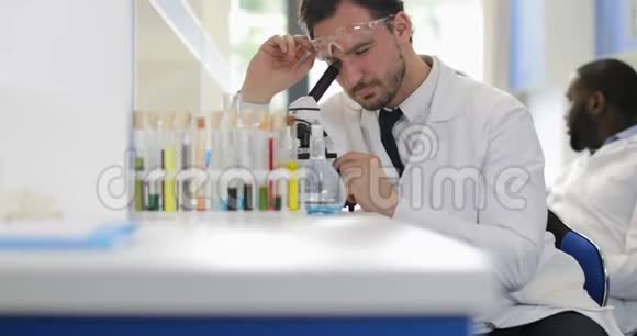 人类科学家用显微镜在实验室实验结果中的应用视频的预览图