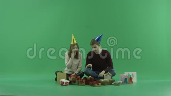 男男女女打开空圣诞礼盒背景色为彩色视频的预览图