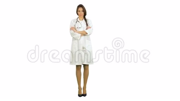 年轻自信的女医生在白色背景上竖起手指摆姿势视频的预览图