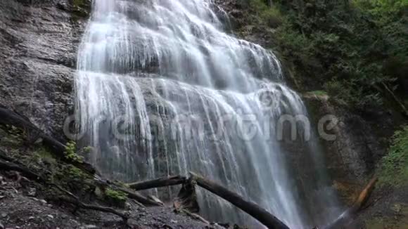 南卡罗来纳州一个可爱的瀑布视频的预览图
