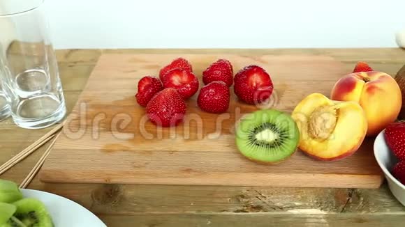 采购一个水果鸡尾酒的切割板香蕉草莓桃子猕猴桃椰子视频的预览图