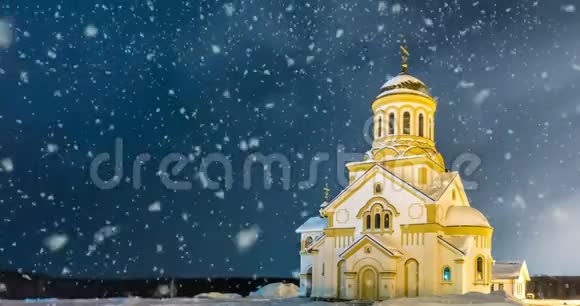 CINEMAGRAPH冬季傍晚降雪期间的东正教教堂视频循环视频的预览图