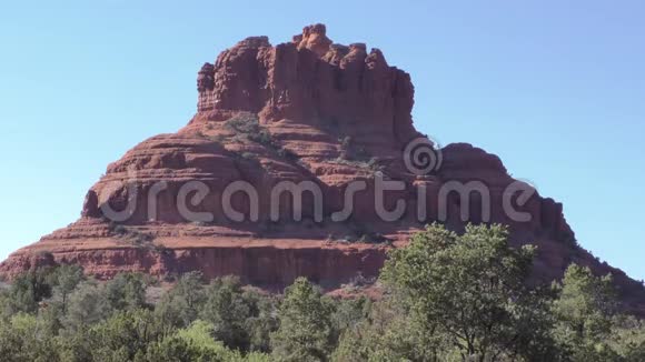 亚利桑那州塞多纳有树木和沙漠景观的贝尔岩景观视频的预览图