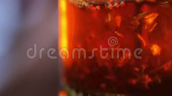 壶中冲泡茶茶汤中漂浮的茶叶视频的预览图