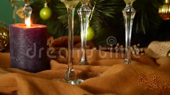 香槟倒入玻璃杯中新年圣诞节视频的预览图