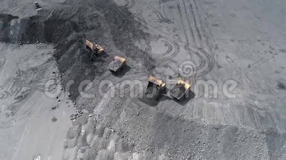 大黄重车在露天矿山开采煤炭的总体规划露天无烟煤开采采矿车在视频的预览图
