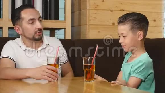 小儿子和她父亲在咖啡馆吃饭视频的预览图