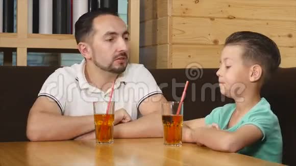 小儿子和她父亲在咖啡馆吃饭视频的预览图