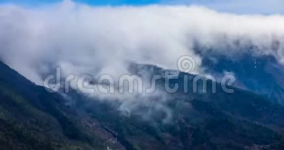中国四川西部云瀑布时序图视频的预览图