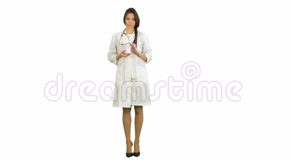 微笑女医生看着相机在白色背景下推荐一罐药丸视频的预览图