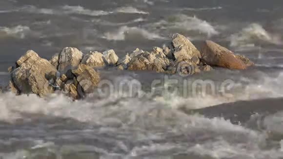 山河特写春溪带石头的小溪岩石自然景观视频的预览图